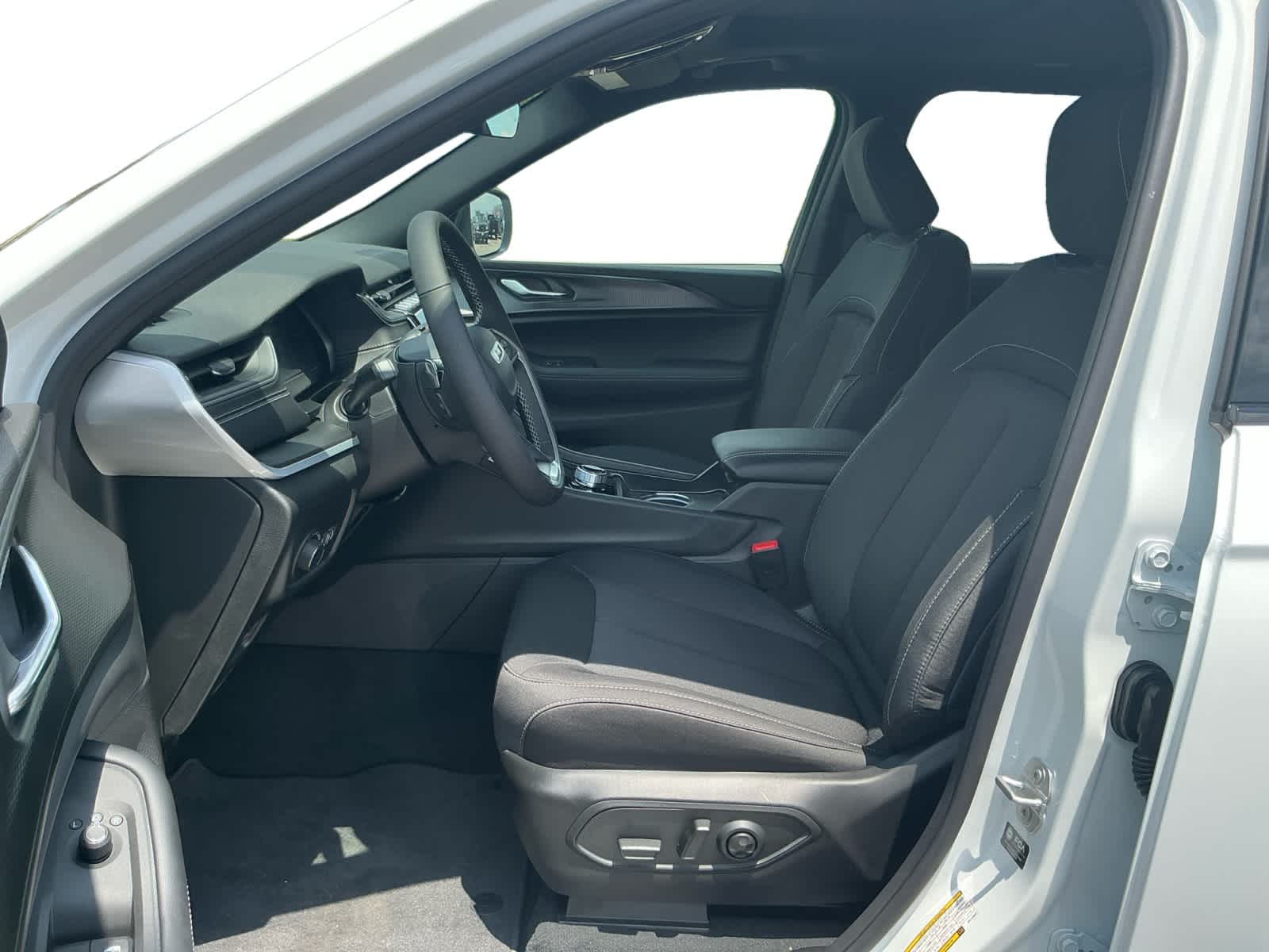 2025 Jeep Grand Cherokee GRAND CHEROKEE L LAREDO X 4X4