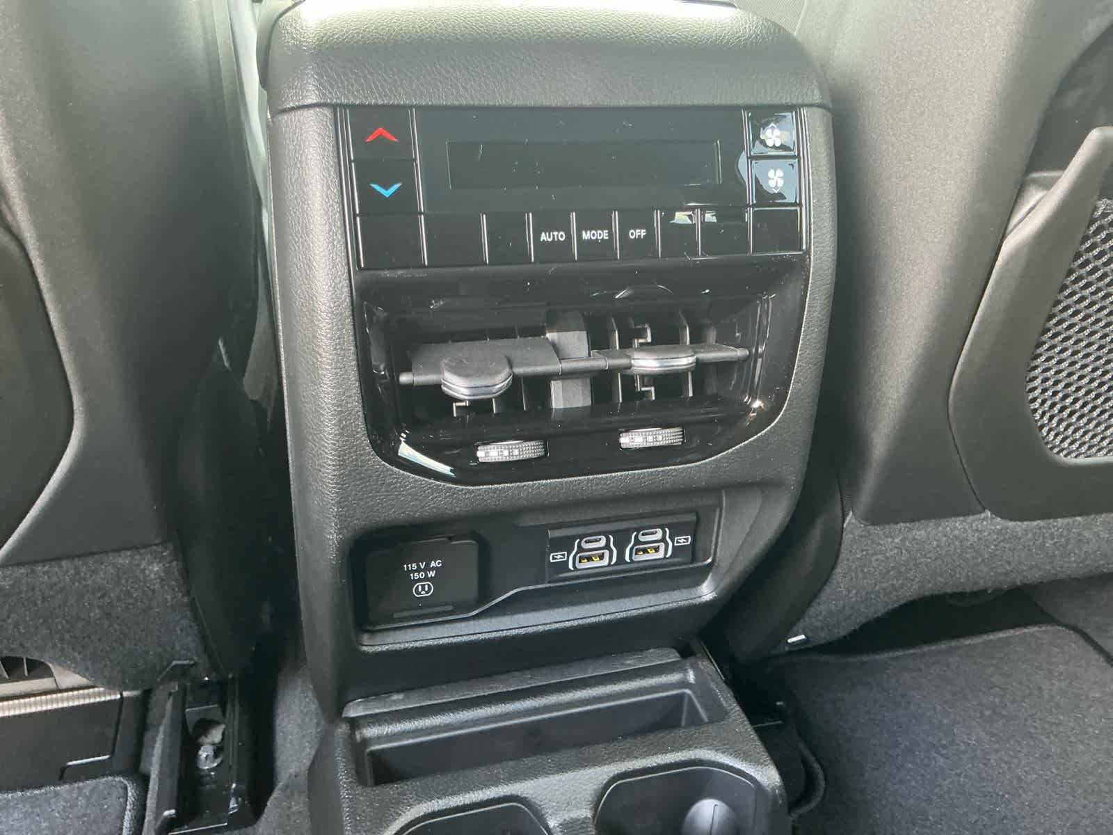 2025 Jeep Grand Cherokee GRAND CHEROKEE L LAREDO X 4X4