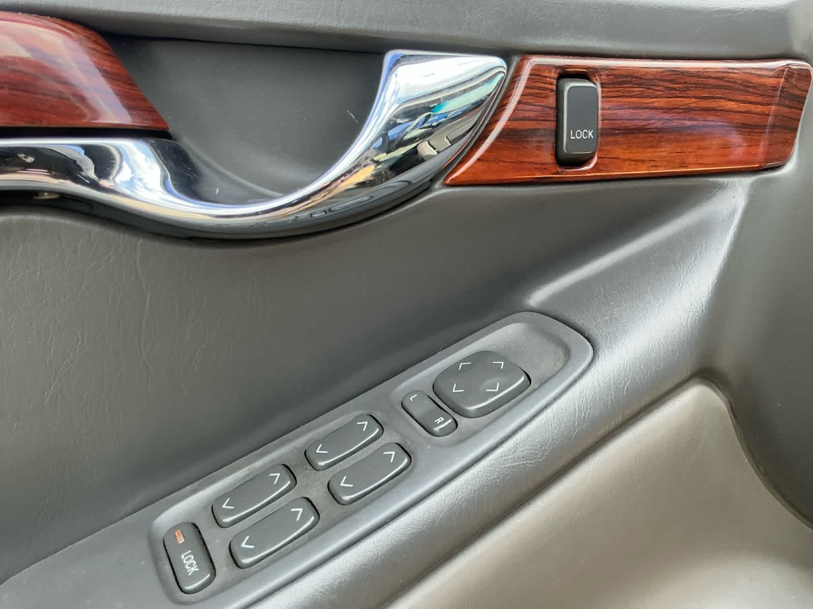 2004 Cadillac DeVille Standard