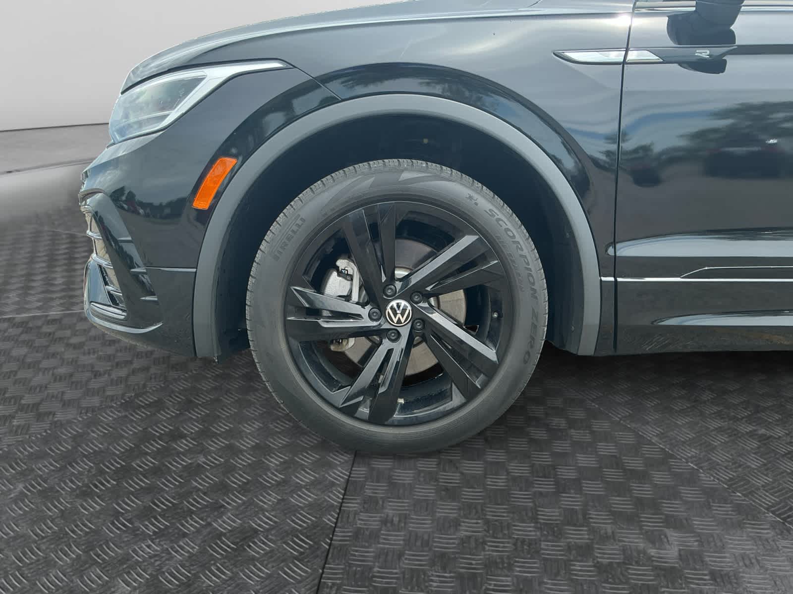 2023 Volkswagen Tiguan 2.0T SE R-Line Black