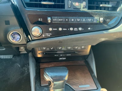 2022 Lexus ES 300h Luxury