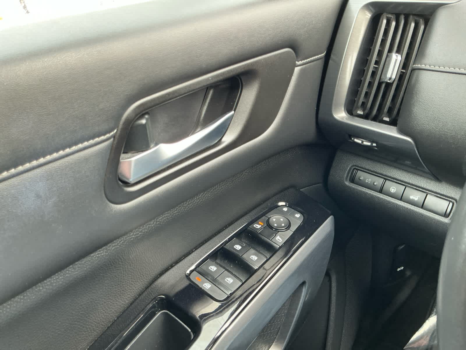 2023 Nissan Pathfinder SL 4WD