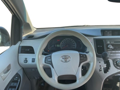 2013 Toyota Sienna LE V6 8 Passenger
