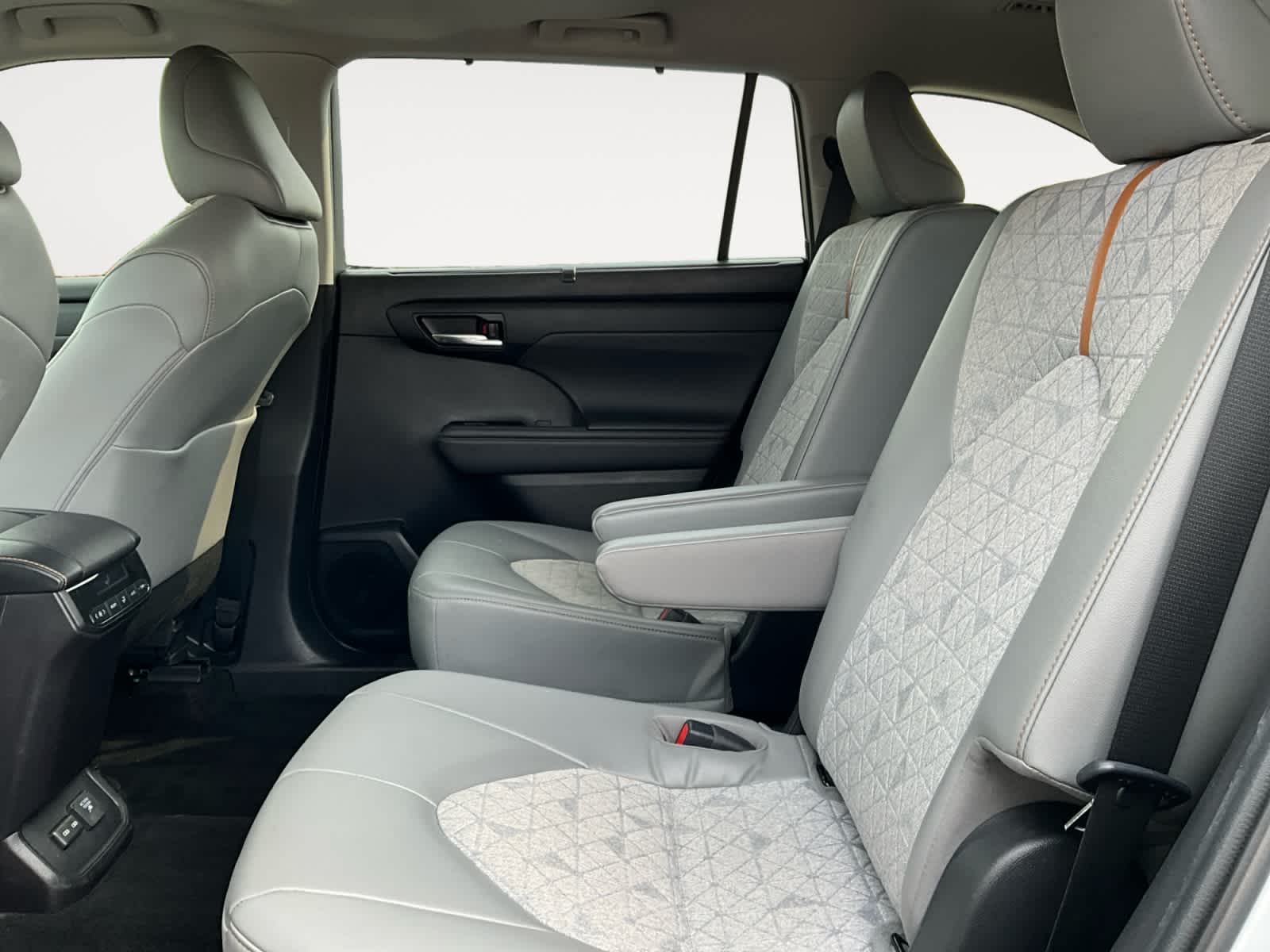 2023 Toyota Highlander Hybrid Bronze Edition