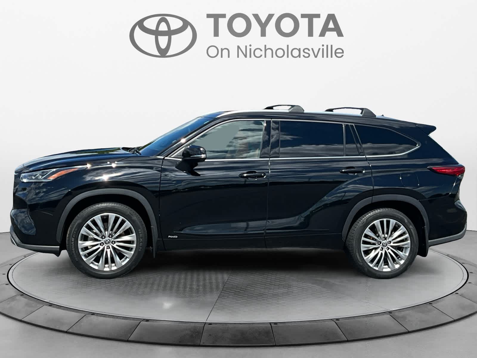 2022 Toyota Highlander Hybrid Platinum