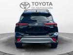 2022 Toyota Highlander Hybrid Platinum