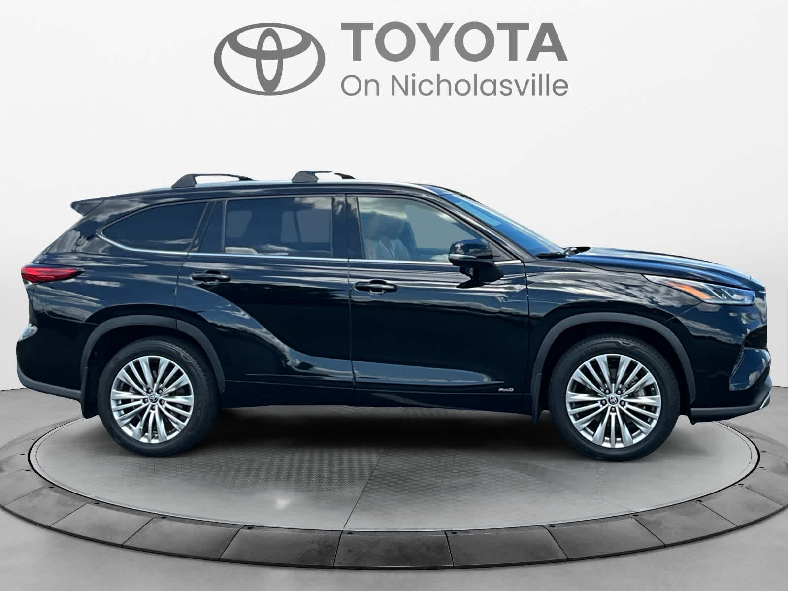 2022 Toyota Highlander Hybrid Platinum