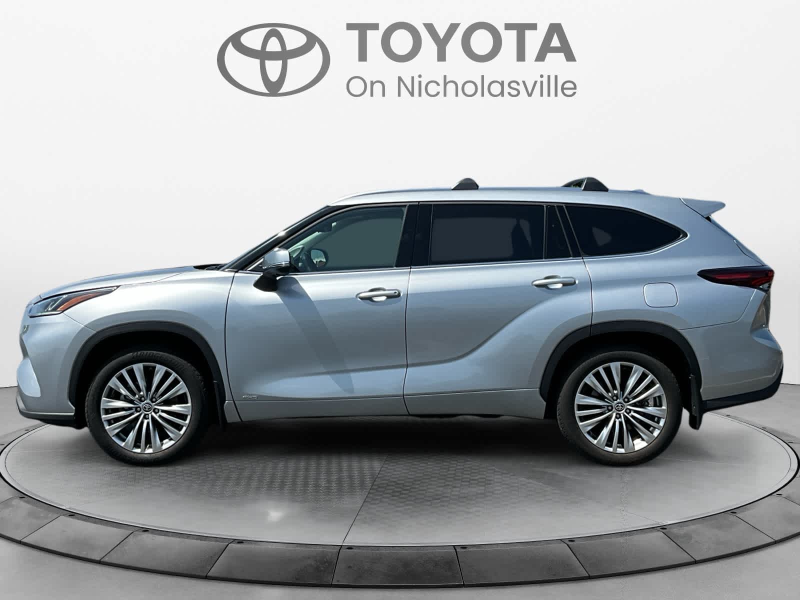 2025 Toyota Highlander Hybrid Platinum