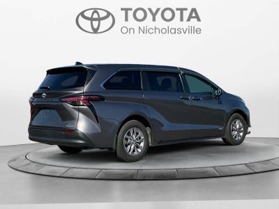 2022 Toyota Sienna LE